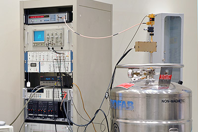 Na zdjęciu w laboratorium widoczny układ pomiarowy, składający się z wzorca pierwotnego opartego na kwantowym zjawisku Josephsona ze złączem o napięciu znamionowym 10 V oraz systemu pomiarowego do kontroli charakterystyk i kalibracji.