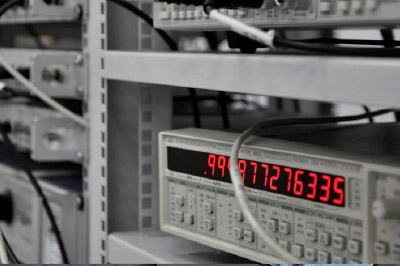 Na zdjęciu jeden z zegarów w laboratorium czasu i częstotliwości. 