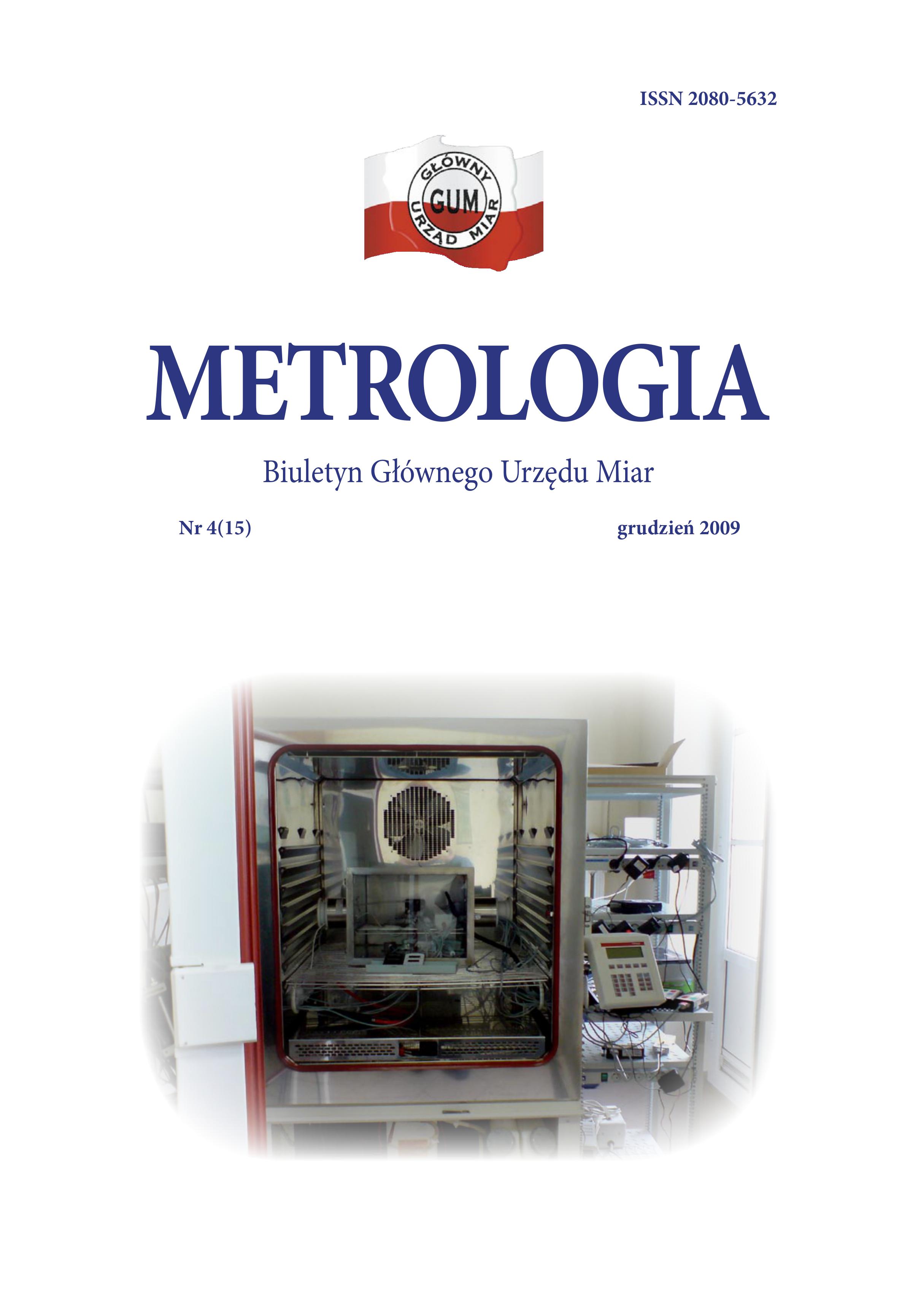 Okładka nr 4 z 2009 r. Biuletynu GUM Metrologia. Na okładce u góry biało-czerwone logo GUM, niżej tytuł Metrologia, a pod nim zdjęcie komory w laboratorium fizykochemii.
