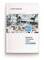 Okładka broszury: po środku zdjęcie z laboratorium pełnego przyrządów pomiarowych, rok 2017, pod zdjęciem tytuł.